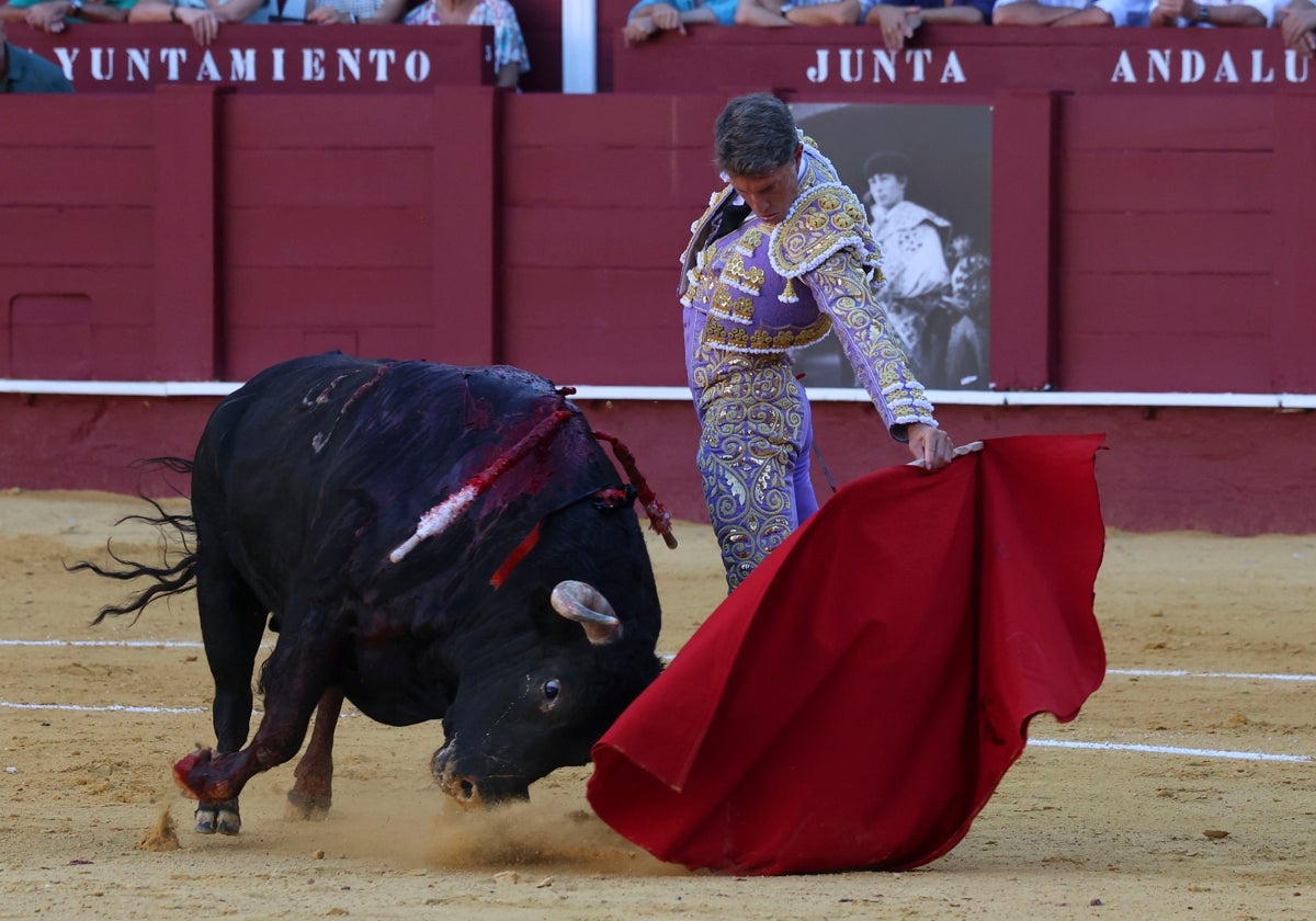 Escribano, ante el segundo toro de la tarde de Murteira Grave.