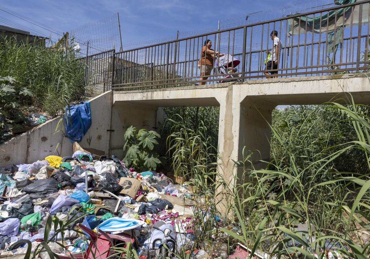 Puente sobre un riachuelo seco que divide las diferentes fases de Los Asperones.