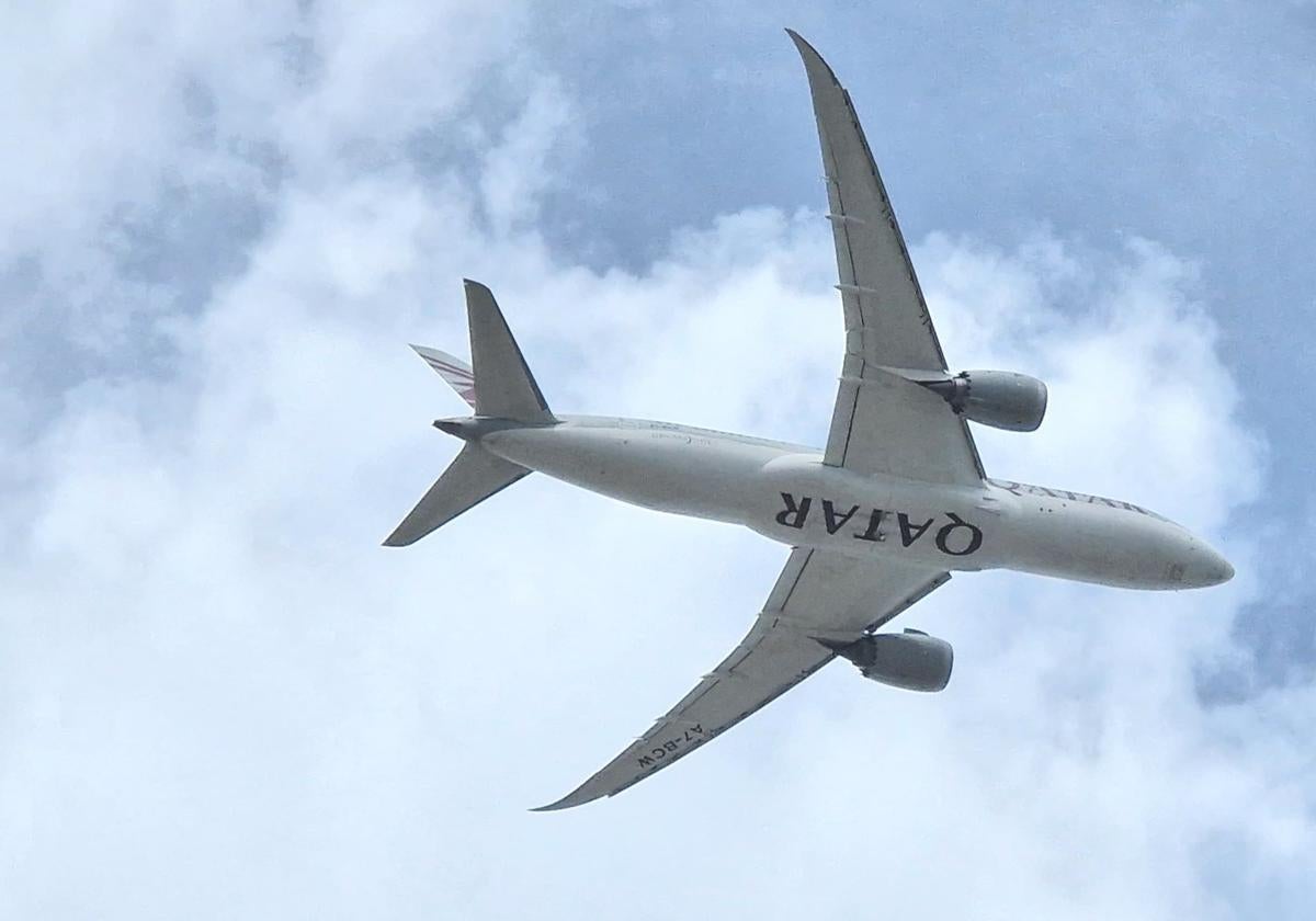 Avión de Qatar Airways tras despegar del aeropuerto de Málaga.