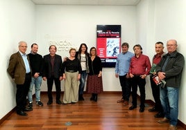 La concejala, junto a componentes de la peña flamenca.