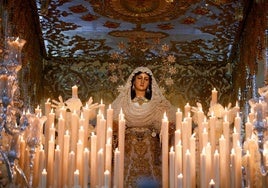 La Virgen del Rocío, en su trono procesional.