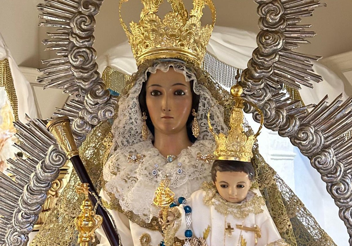 Imagen de la Virgen de la Cabeza de Canillas de Aceituno con su nuevo manto y saya.