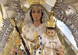 Imagen de la Virgen de la Cabeza de Canillas de Aceituno con su nuevo manto y saya.