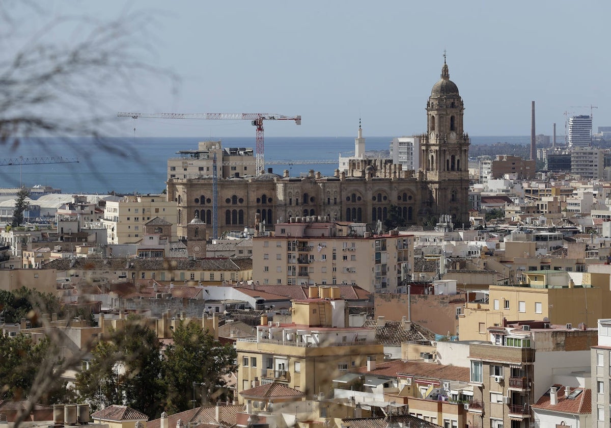 Vistas de la Catedral de Málaga con las grúas de obra.