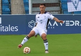 El jugador del Marbella Luis Acosta, con el balón.