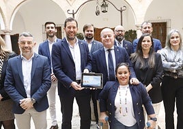 El alcalde Manuel Barón con sus concejales.