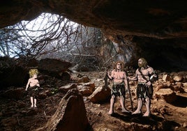 Ilustración de Guillermo Espejo Rubio que muestra a una familia neandertal, en sus quehaceres cotidianos, en la Cueva de la Victoria de Rincón.