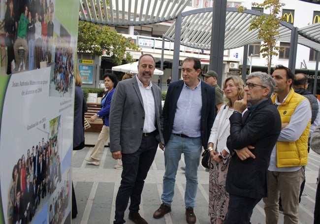 El director del instituto, con el coordinador de la exposición, la vicedirectora y los concejales de Deportes y Educación de Torremolinos observan algunas de las imágenes de la muestra sobre los 50 años del instituto Los Manantiales.