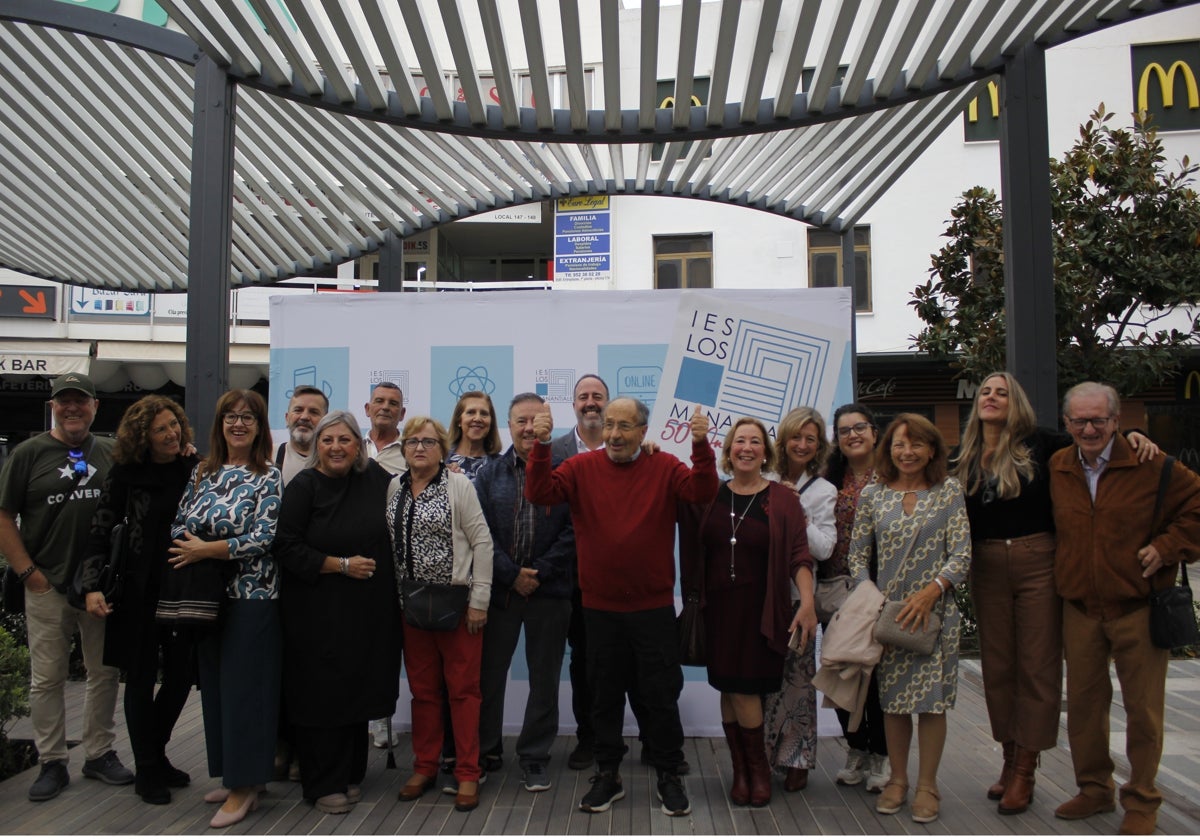 Foto de familia de antiguos profesores y alumnos del instituto Los Manantiales.