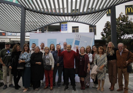 Foto de familia de antiguos profesores y alumnos del instituto Los Manantiales.