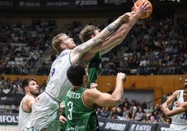 Balcerowski trata de robarle un balón a Tomic.