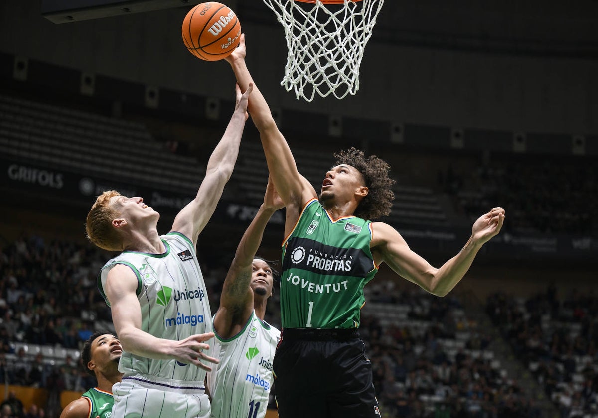 El Unicaja se reivindica en Badalona con un triunfo de mérito
