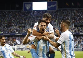 Nelson celebra el gol conseguido al borde del descanso Kevin encima, Larrubia y Dioni.