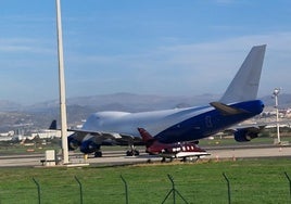 El avión, estacionado junto a la terminal T3 del aeropuerto de Málaga.