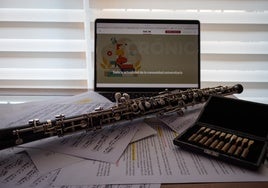 Estudio de partituras de música para oboe.