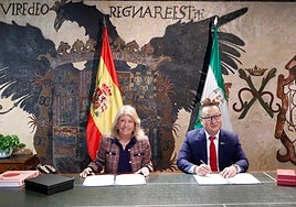 La alcaldesa, Ángeles Muñoz, y el director de la WTFC, Bo Chen.