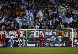 Alfonso Herrero atrapa un centro del Cartagena en el último partido liguero.