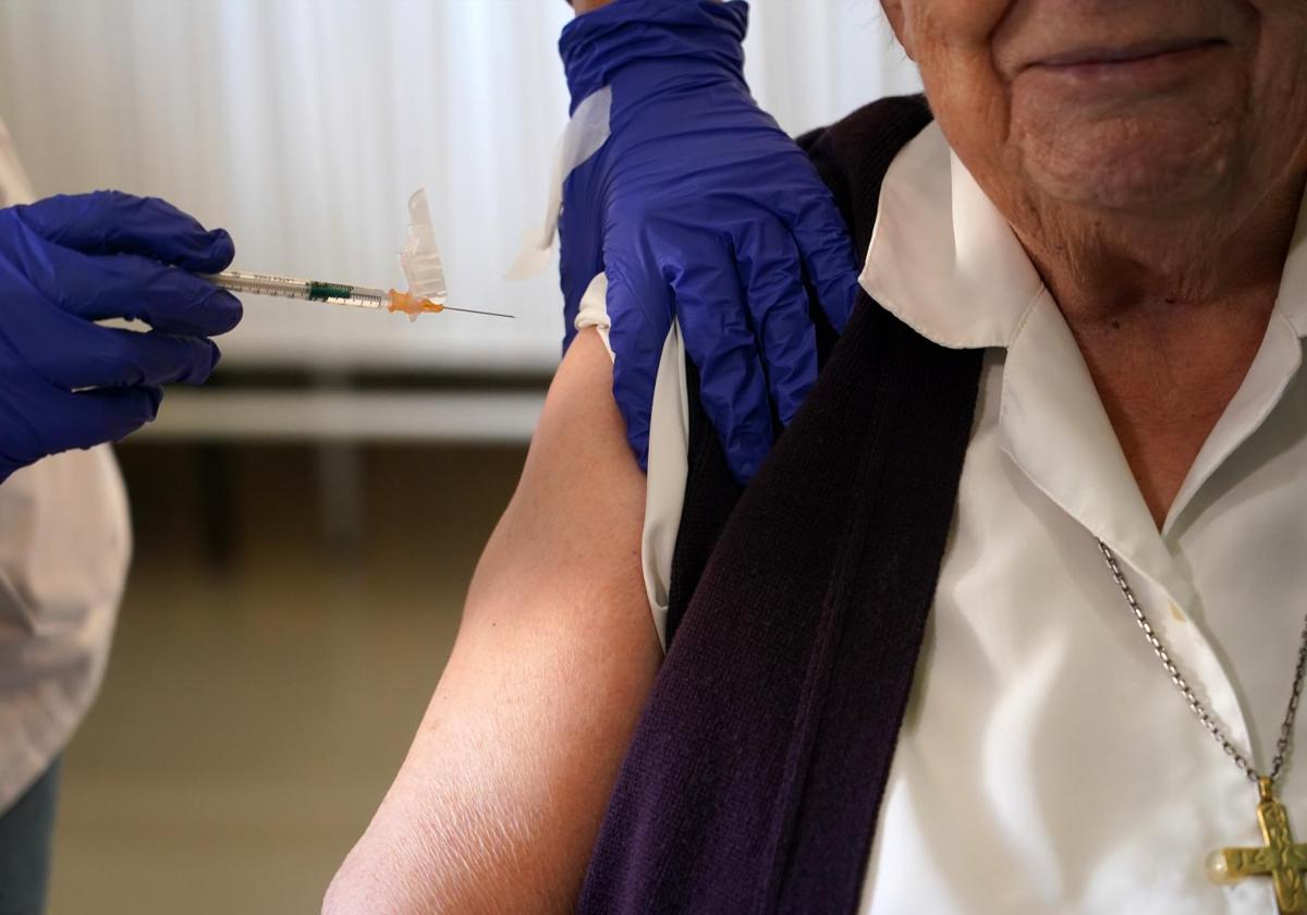 Estos son los puntos de vacunación sin cita previa contra gripe y Covid que abren los miércoles en Málaga
