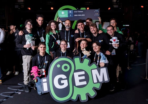 El equipo IGEM de la UMA posando con la medalla de plata.