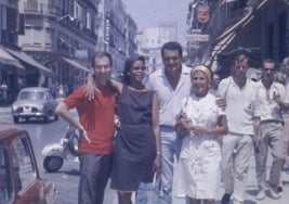 Waldo de los Ríos (centro) pasea con dos amigas y Willy Rubio, componente de su grupo Los Waldos, por la calle Larios en agosto de 1966.