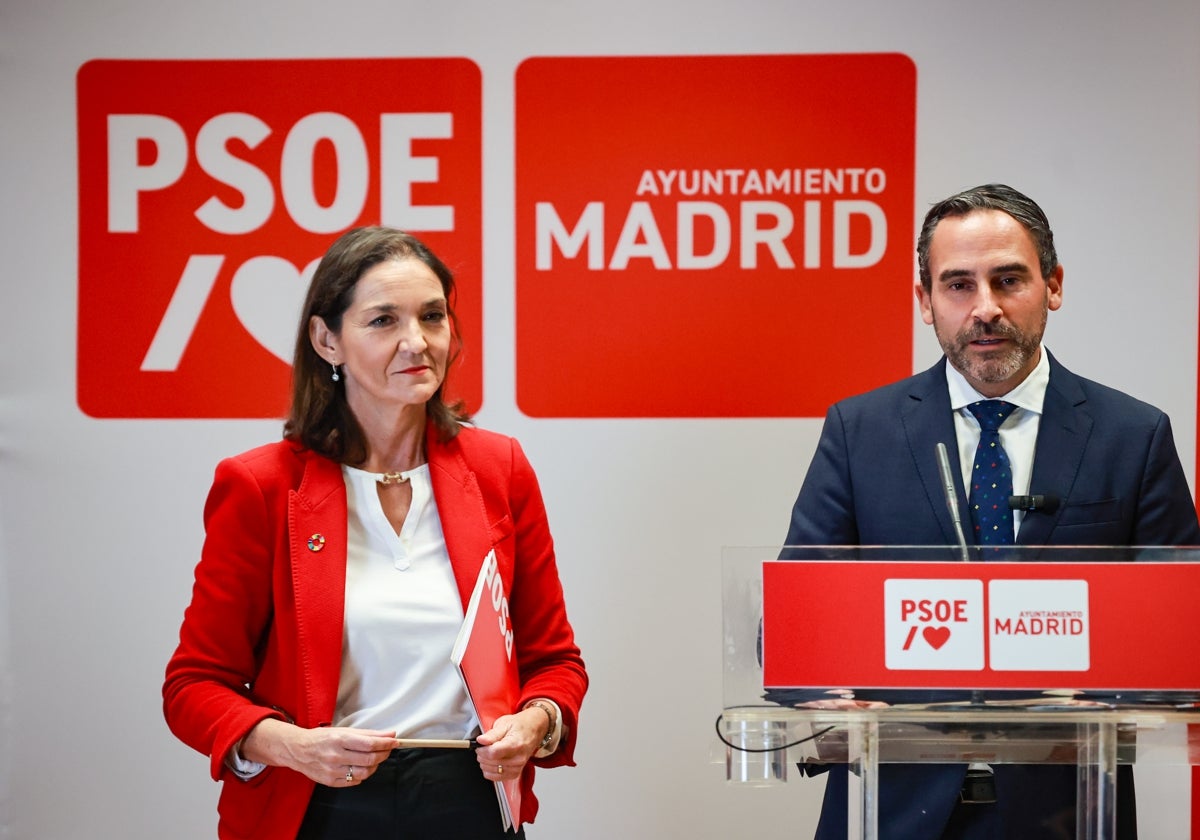 Reyes Maroto, portavoz municipal del PSOE en Madrid, junto a Dani Pérez.