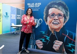 La española Conchita Martínez posa en el despacho de Billie Jean King en Málaga, donde se encuentra una foto suya de grandes dimensiones.