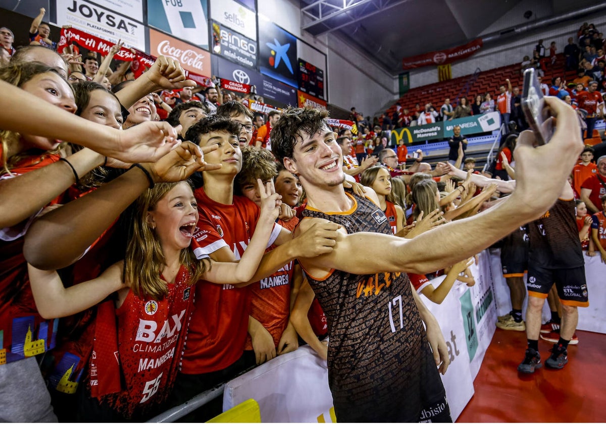 Mario Saint-Supery se toma una fotografía con unos aficionados del Baxi Manresa.