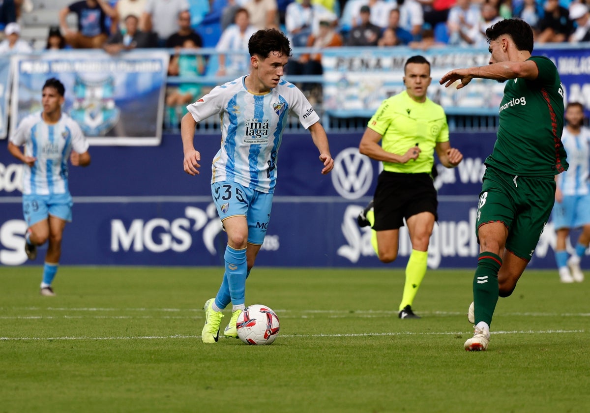 Aarón Ochoa conduce el balón en el partido frente al Eibar.