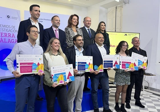 Imagen de los premiados y las autoridades tras el acto.