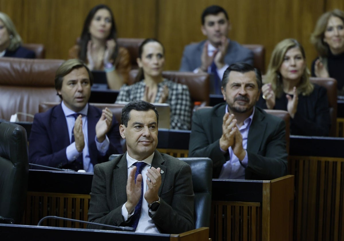 Juanma Moreno, con gesto de preocupación en el Parlamento.