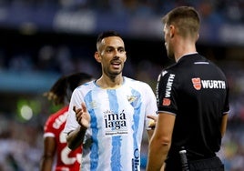 Manu Molina conversa con él árbitro del Málaga-Cartagena.