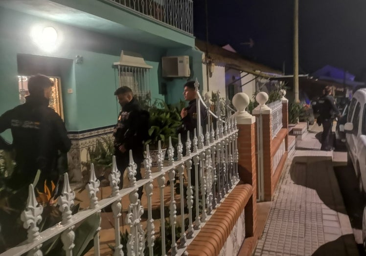 Agentes de la Policía Nacional en la zona de Campanillas.