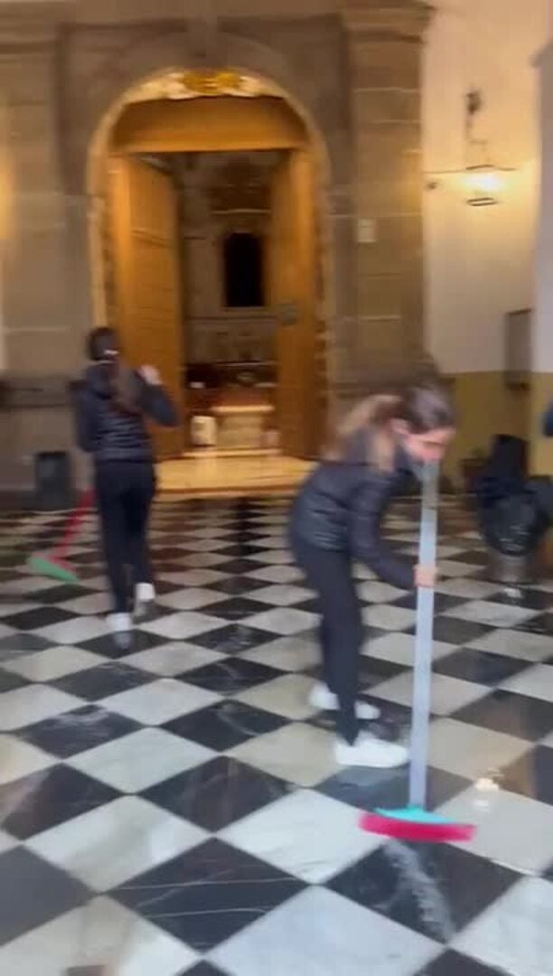 DANA en Málaga: El agua ha entrado en la iglesia del Carmen del barrio del Perchel