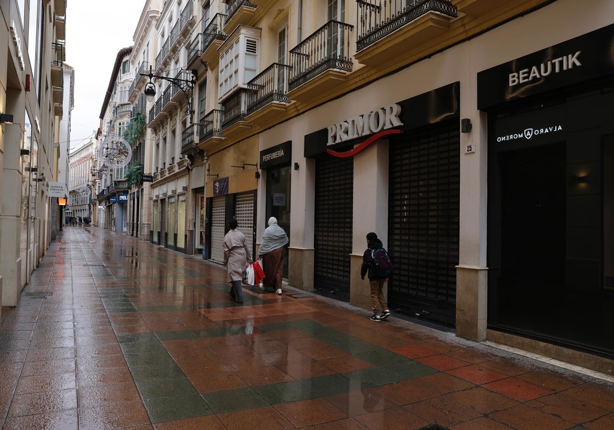 La calle Nueva, una de las más comerciales de Málaga, con los locales cerrados.