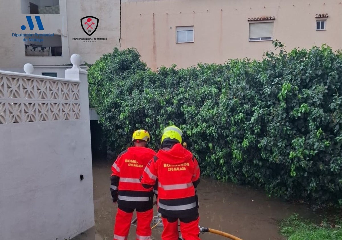 Bomberos del Consorcio ayudan a un padre y su hija menor a salir del coche en Casabermeja