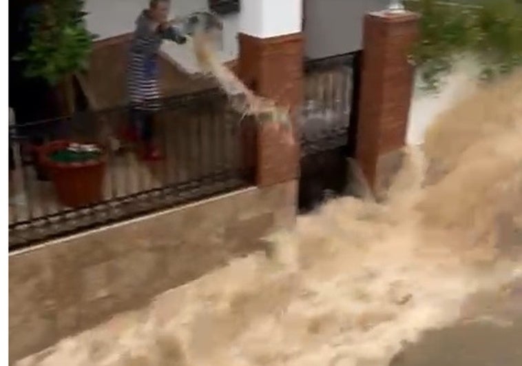 Una crecida en la zona del arroyo Blanquillo sorprende a Alhaurín de la Torre