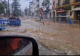 Vehículos y mobiliario arrastrados y bajos inundados por la fuerte crecida de los arroyos en Alhaurín de la Torre