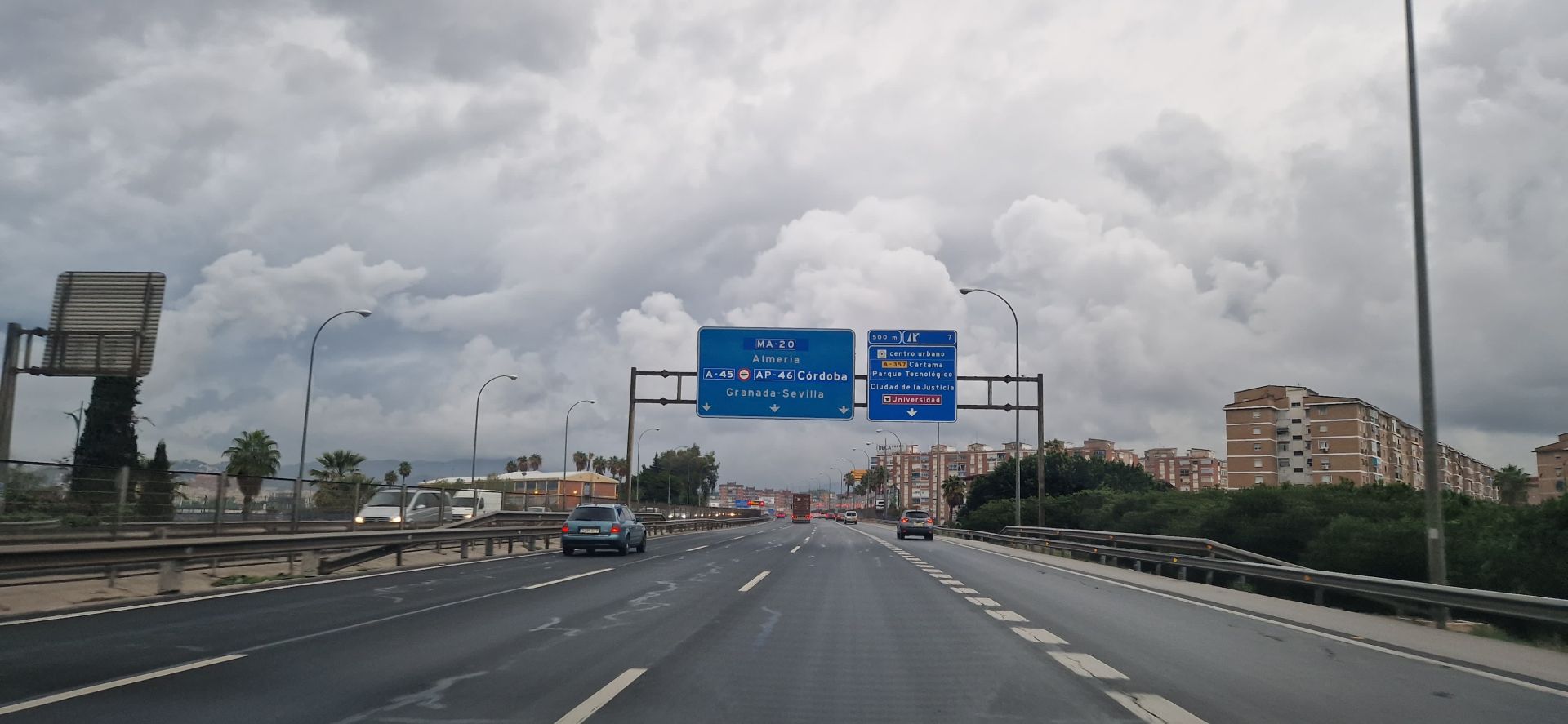 Málaga amanece con las calles y carreteras vacías ante la alerta roja por lluvias torrenciales