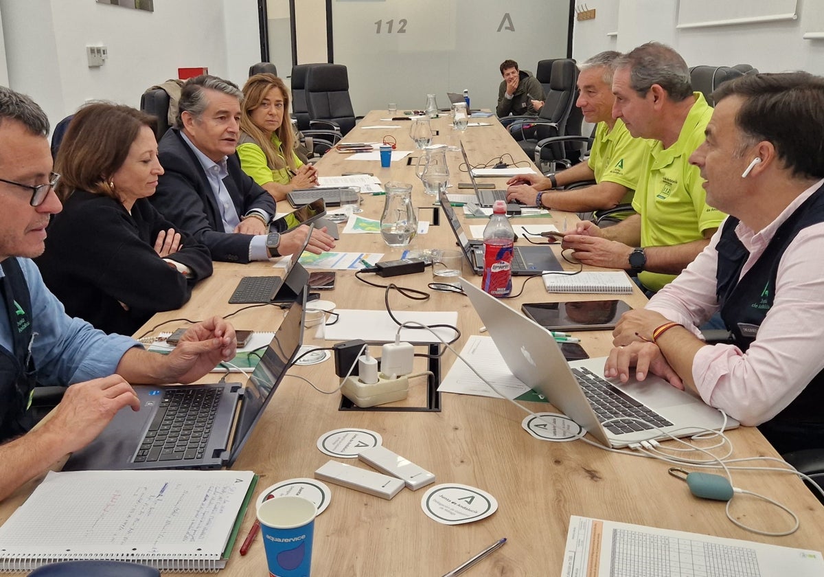 Reunión, anoche, del consejero de Presidencia, Antonio Sanz, con los responsables de Emergencias.