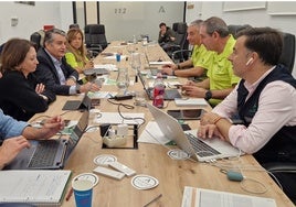 Reunión, anoche, del consejero de Presidencia, Antonio Sanz, con los responsables de Emergencias.