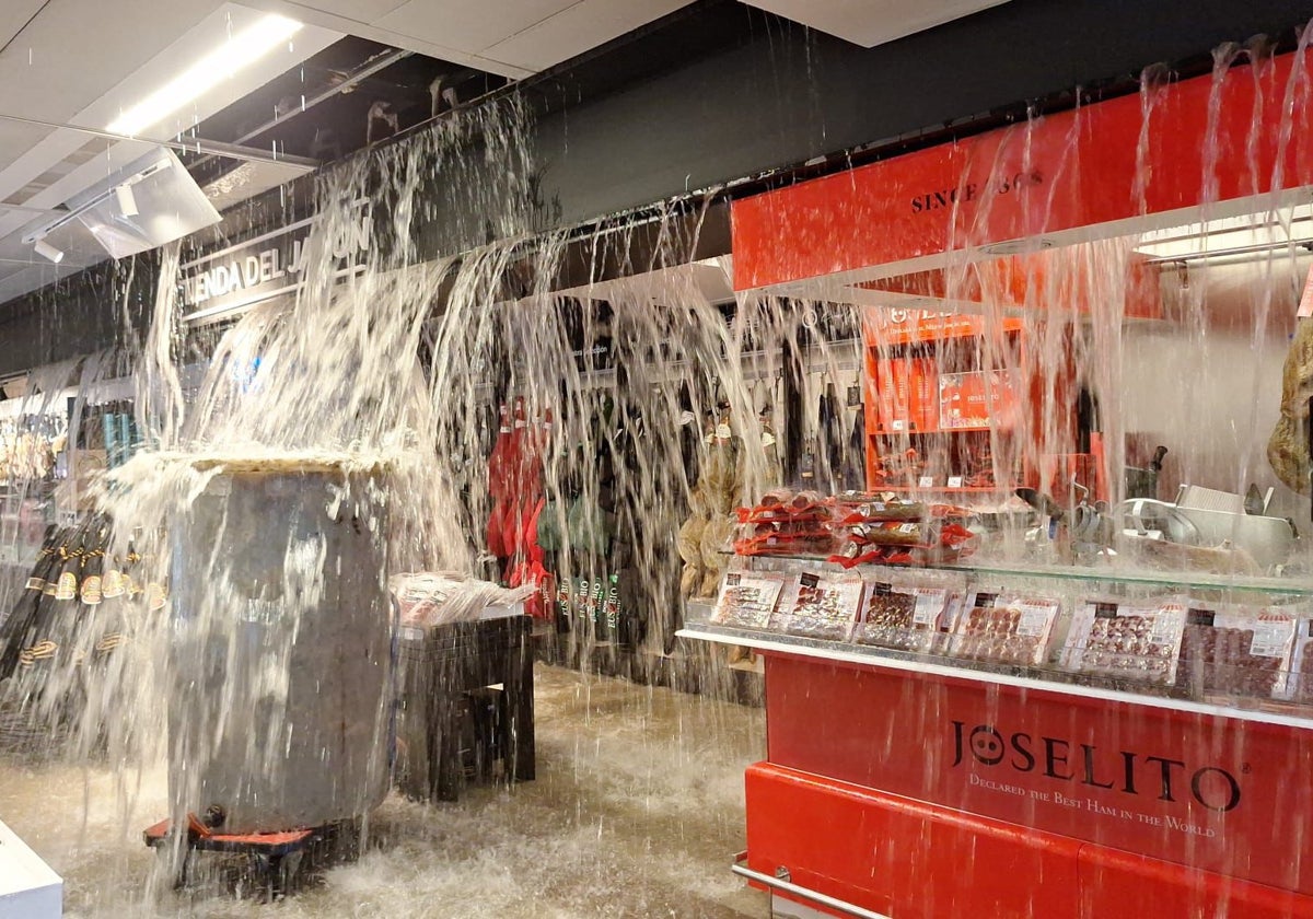 Interior del supermercado del centro comercial.