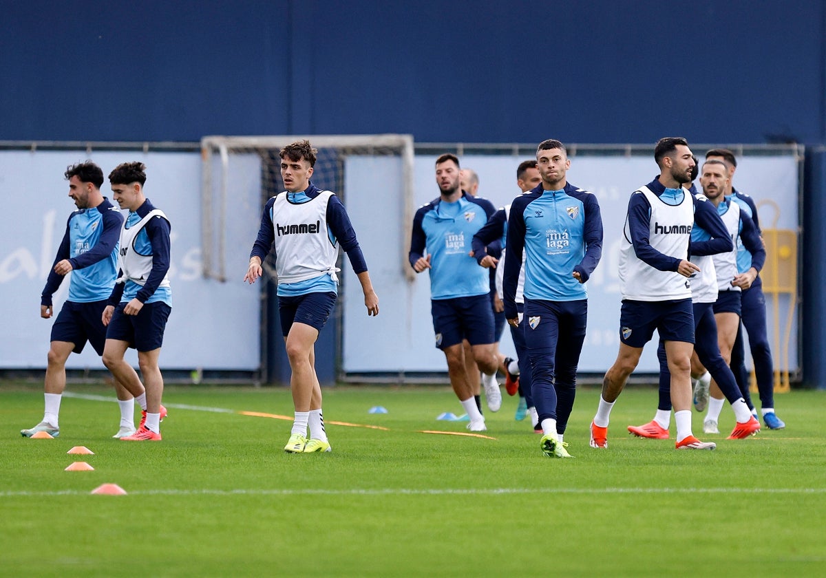 La plantilla del Málaga, en un entrenamiento reciente en el Anexo de La Rosaleda.