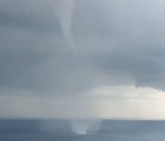 Tres trombas marinas recorren la costa de Marbella, de las que una ha destrozado un chiringuito