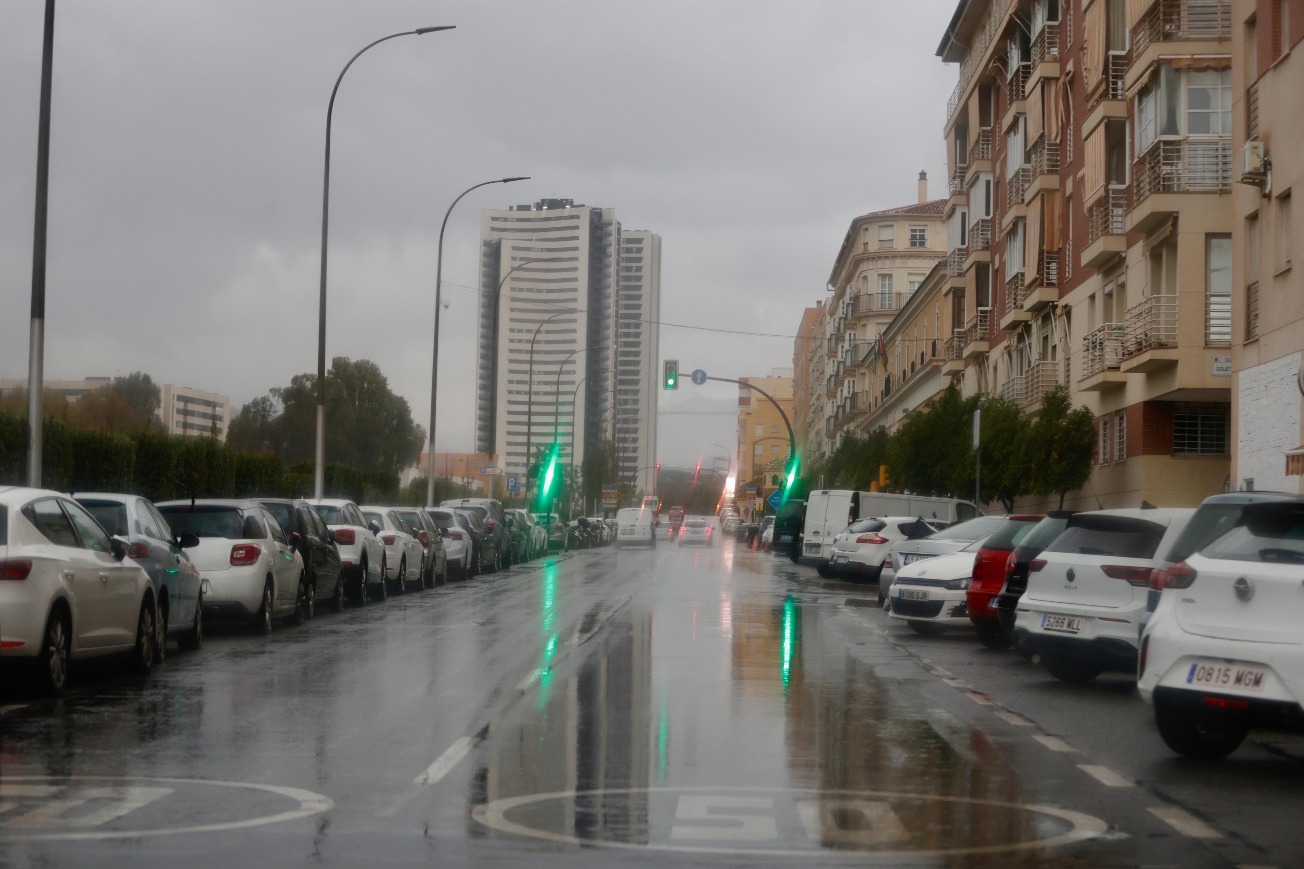 Estampas de la Málaga vacía por la alerta roja ante la previsión de fuertes lluvias este 13 de noviembre