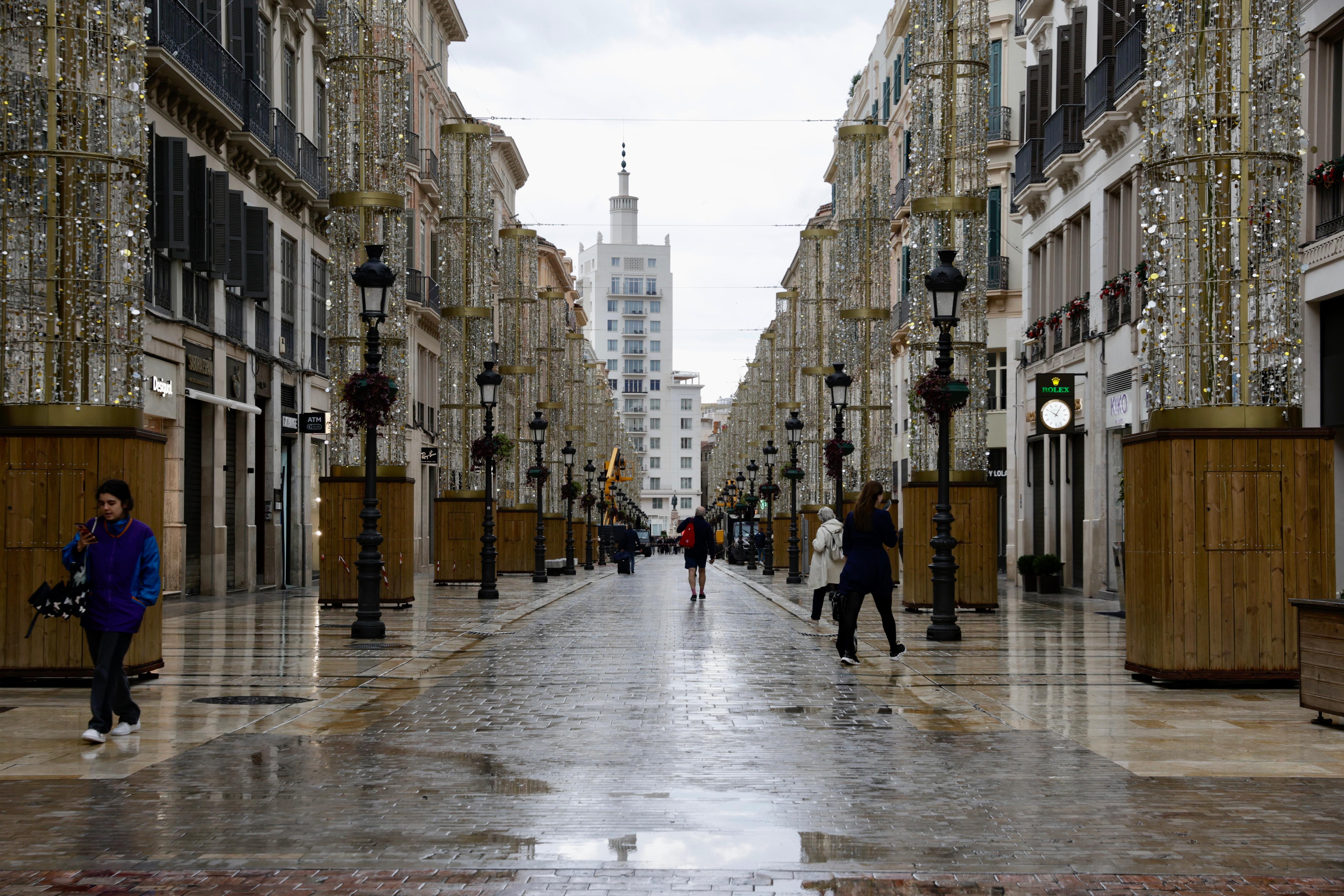 Estampas de la Málaga vacía por la alerta roja ante la previsión de fuertes lluvias este 13 de noviembre