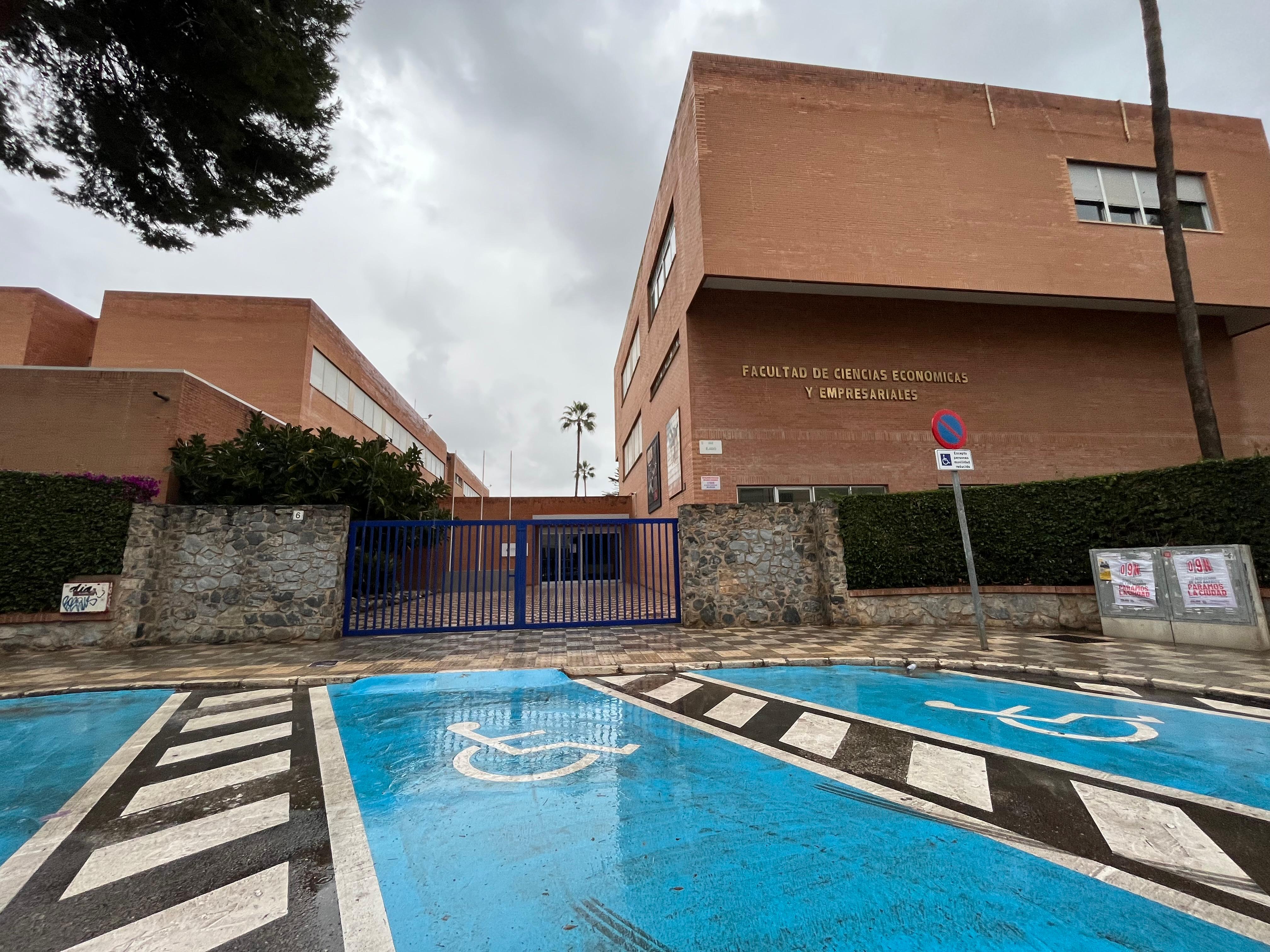 Estampas de la Málaga vacía por la alerta roja. Los centros educativos, cerrados