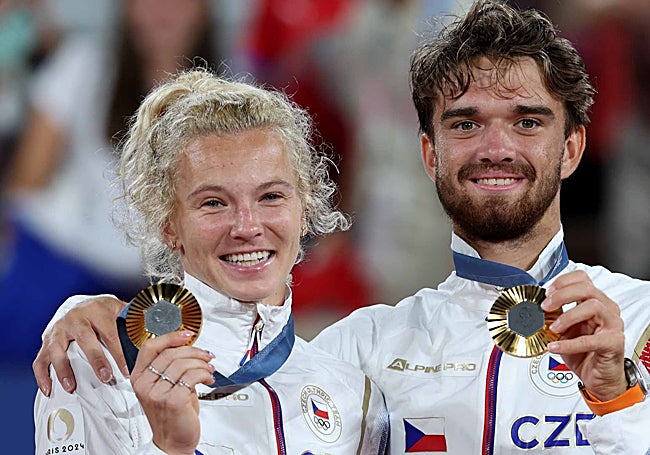 Los checos Katerina Siniakova y Tomas Machac muestran la medalla que lograron en los Juegos Olímpicos de París en dobles mixtos.