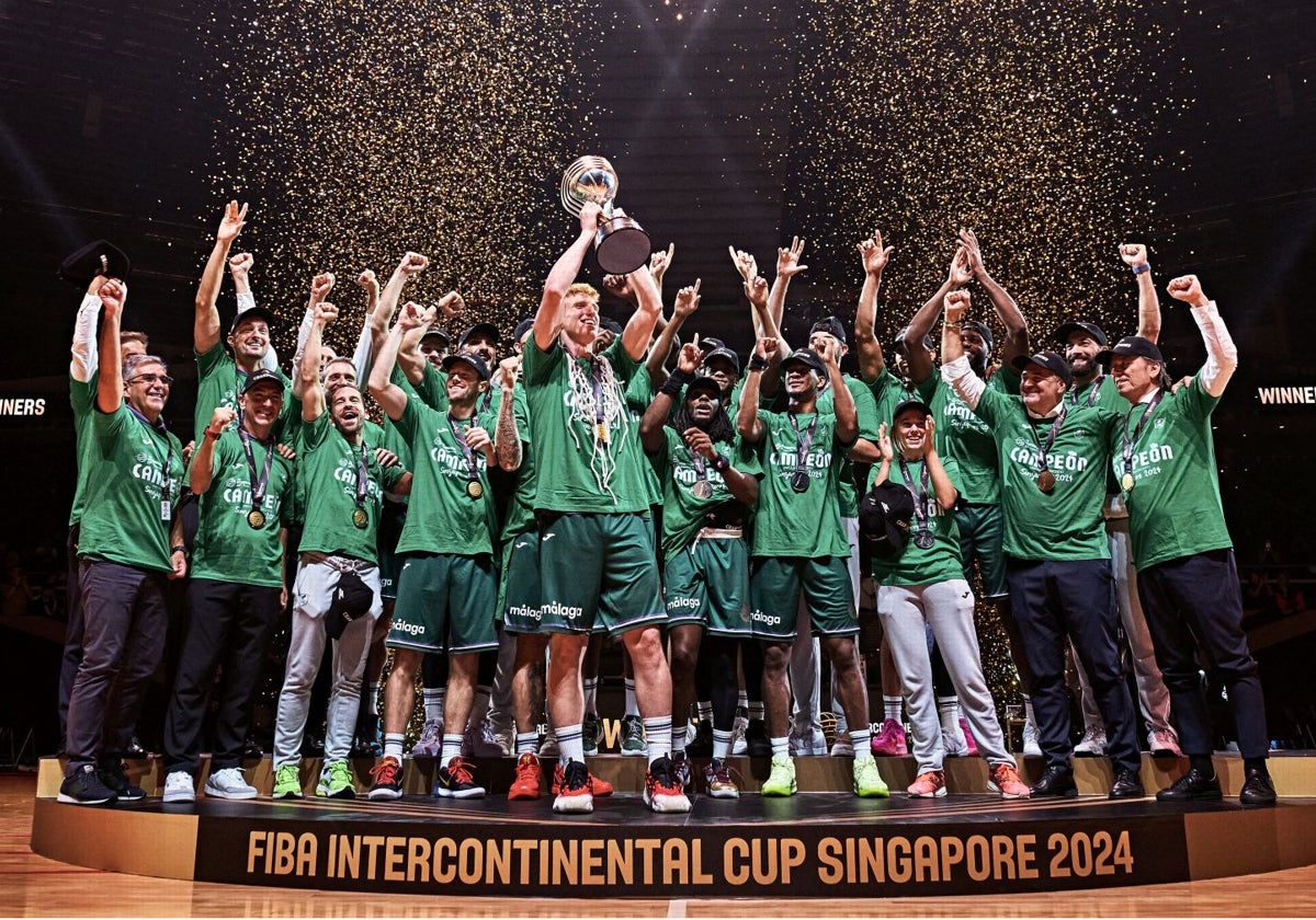 El Unicaja celebra la Copa Intercontinental lograda en Singapur.