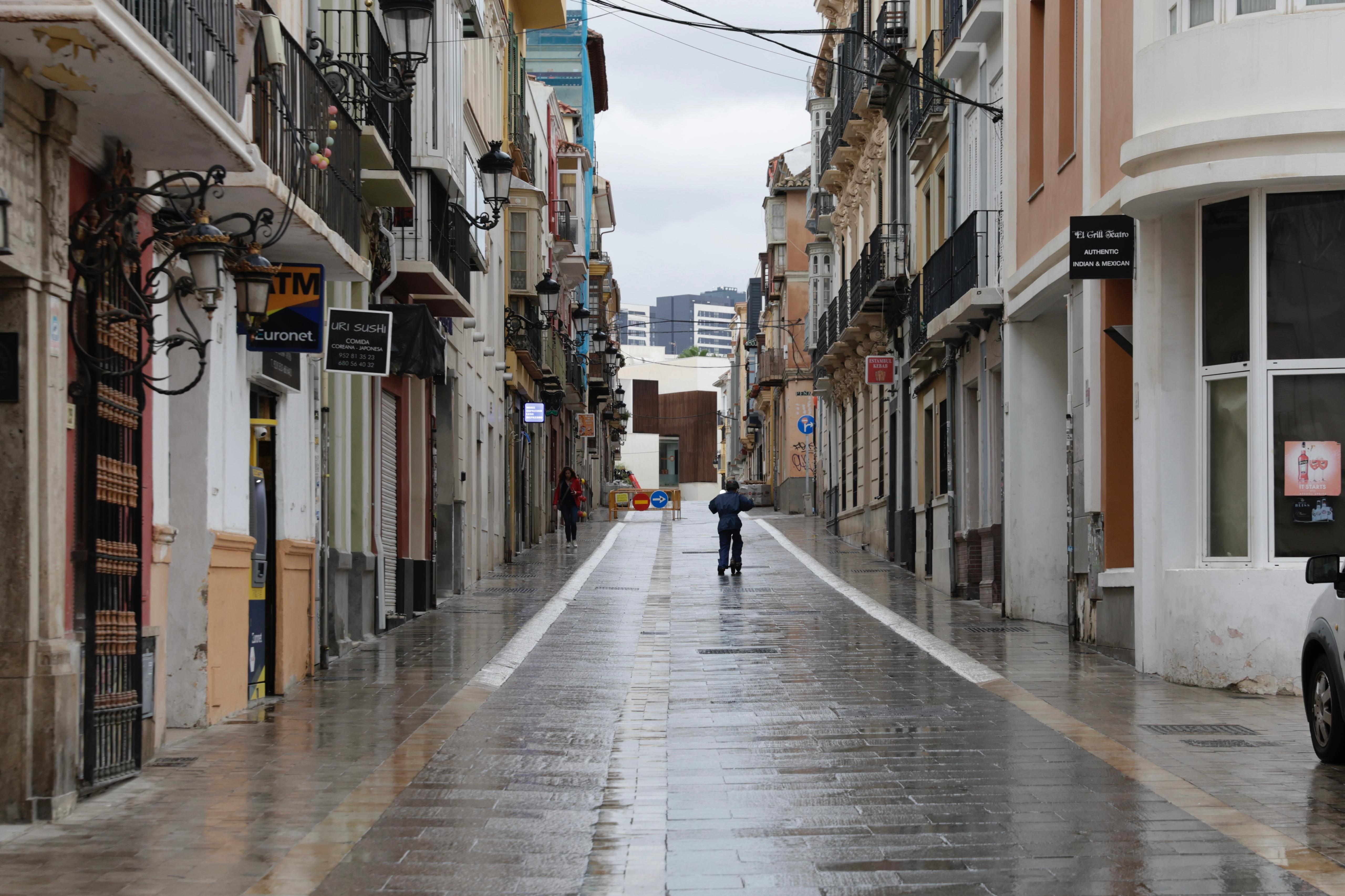 Estampas de la Málaga vacía por la alerta roja ante la previsión de fuertes lluvias este 13 de noviembre