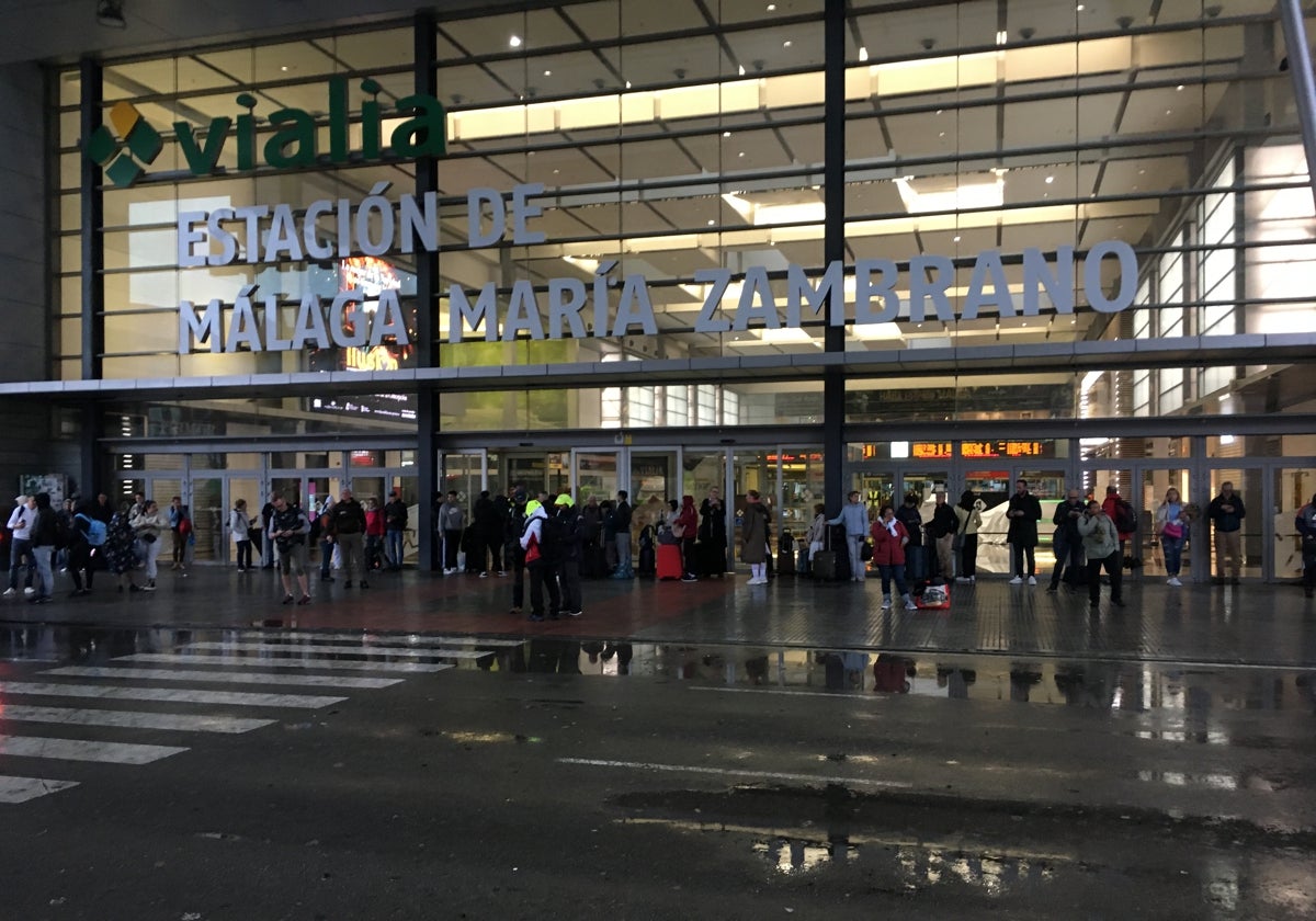 Viajeros a las puertas de la estación este mediodía.